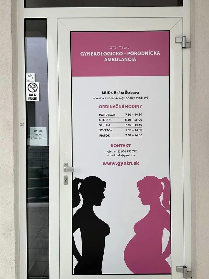 Vchodové dvere gynekologicko-pôrodníckej ambulancie s ordinačnými hodinami